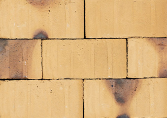 RT 32 Gult kolbränt trädgårdstegel med färgspel 